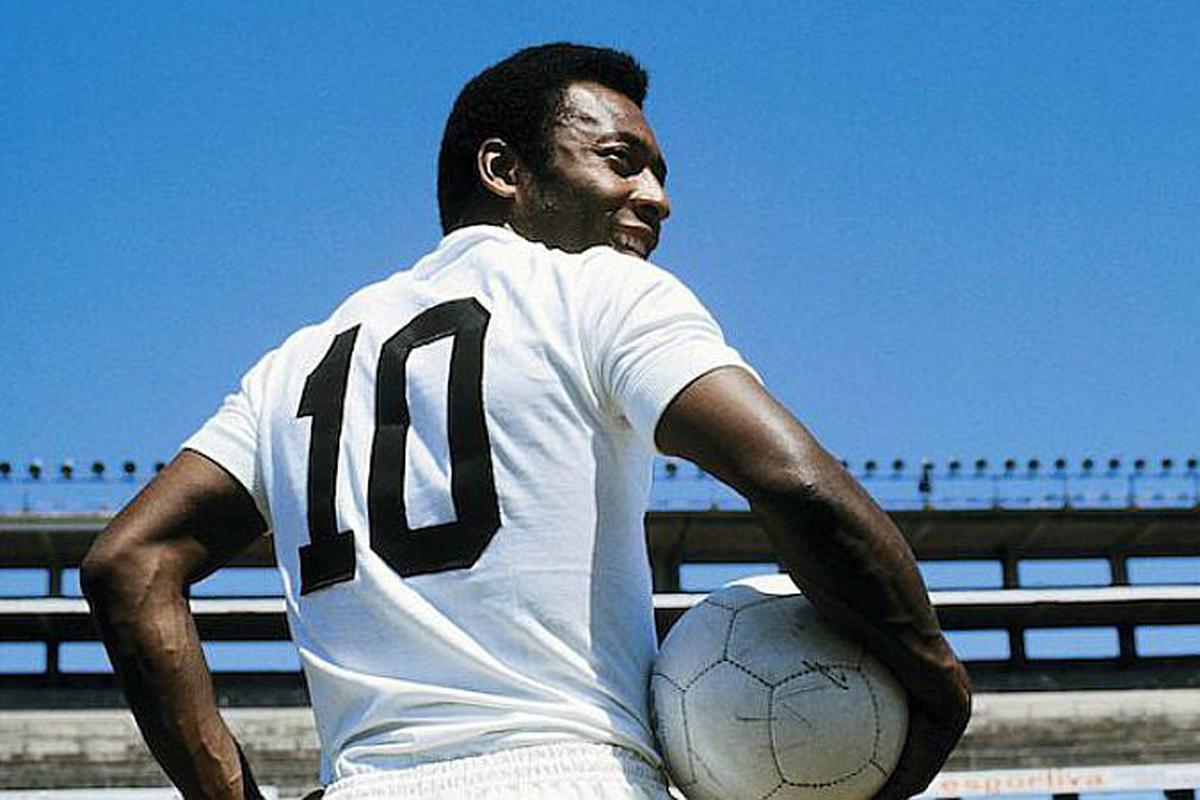 Pelé, maior jogador do mundo deixa legado e é reverenciado